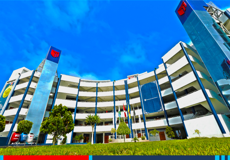 Pabellones de la UCV Chimbote con estructura azul
