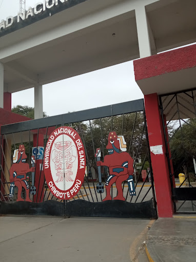 Portón de la Universidad Nacional del Santa con el escudo «Universidad Nacional del Santa – Chimbote Perú» y figuras chimú en rojo.
