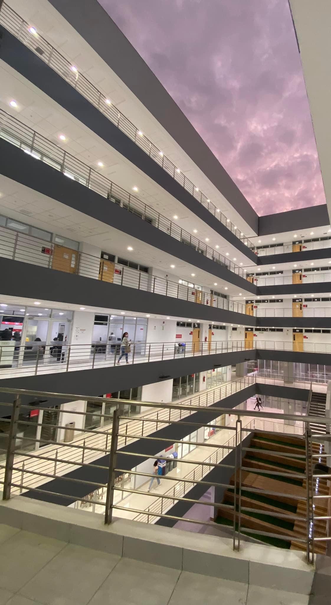 Atrio interior del campus de la UTP Chimbote
