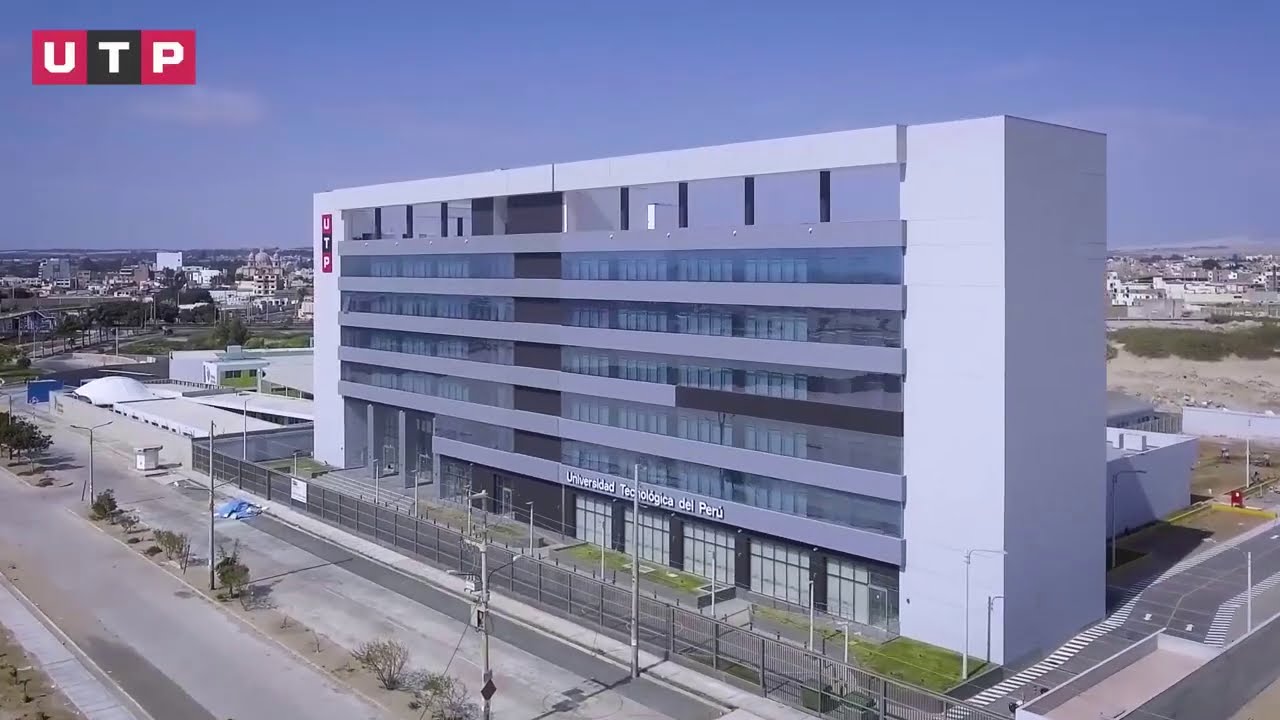 Vista aérea del pabellón de la UTP en Nuevo Chimbote con el letrero «Universidad Tecnológica del Perú».