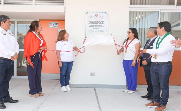 Placa de inauguración de la nueva infraestructura de la I.E. Villa María de Nuevo Chimbote
