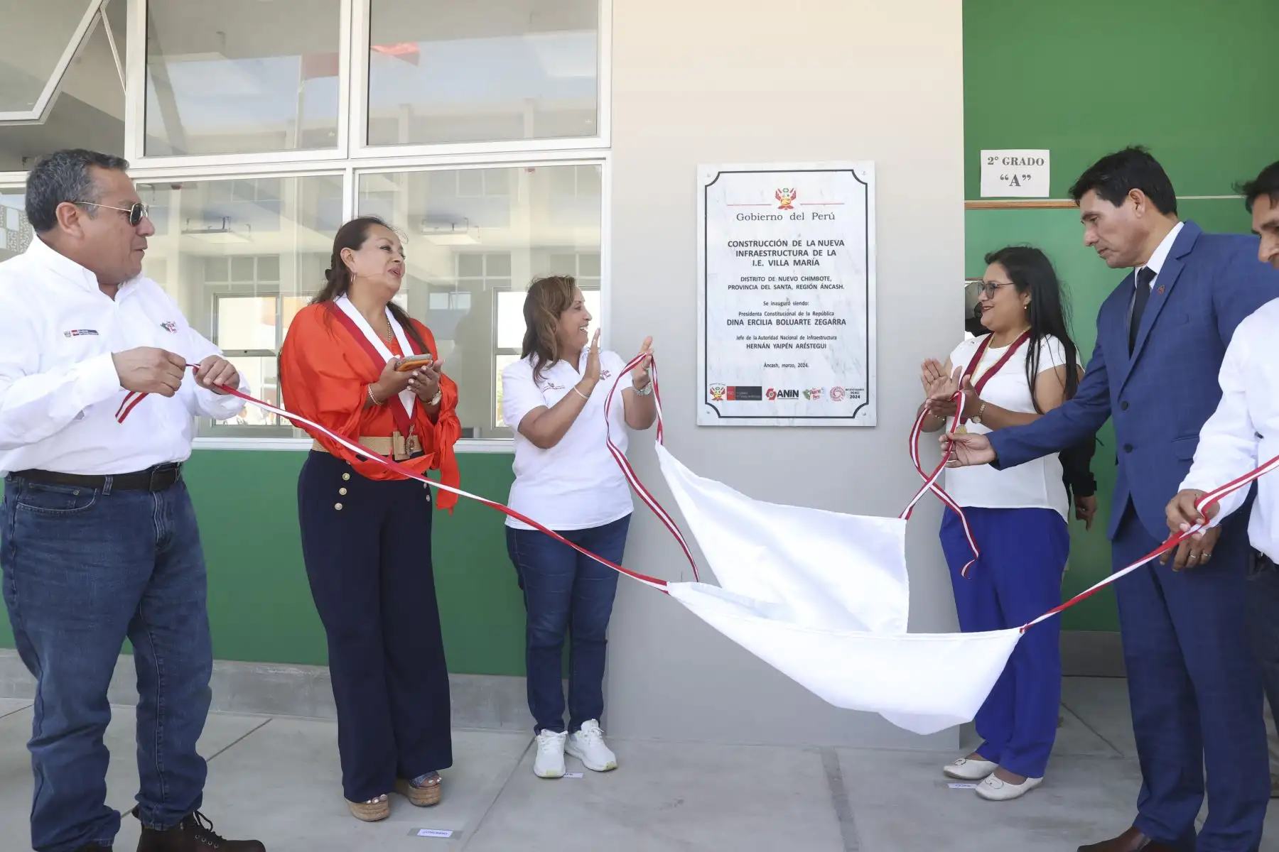 Develación de la placa presidencial de la nueva infraestructura de la I.E. Villa María de Nuevo Chimbote