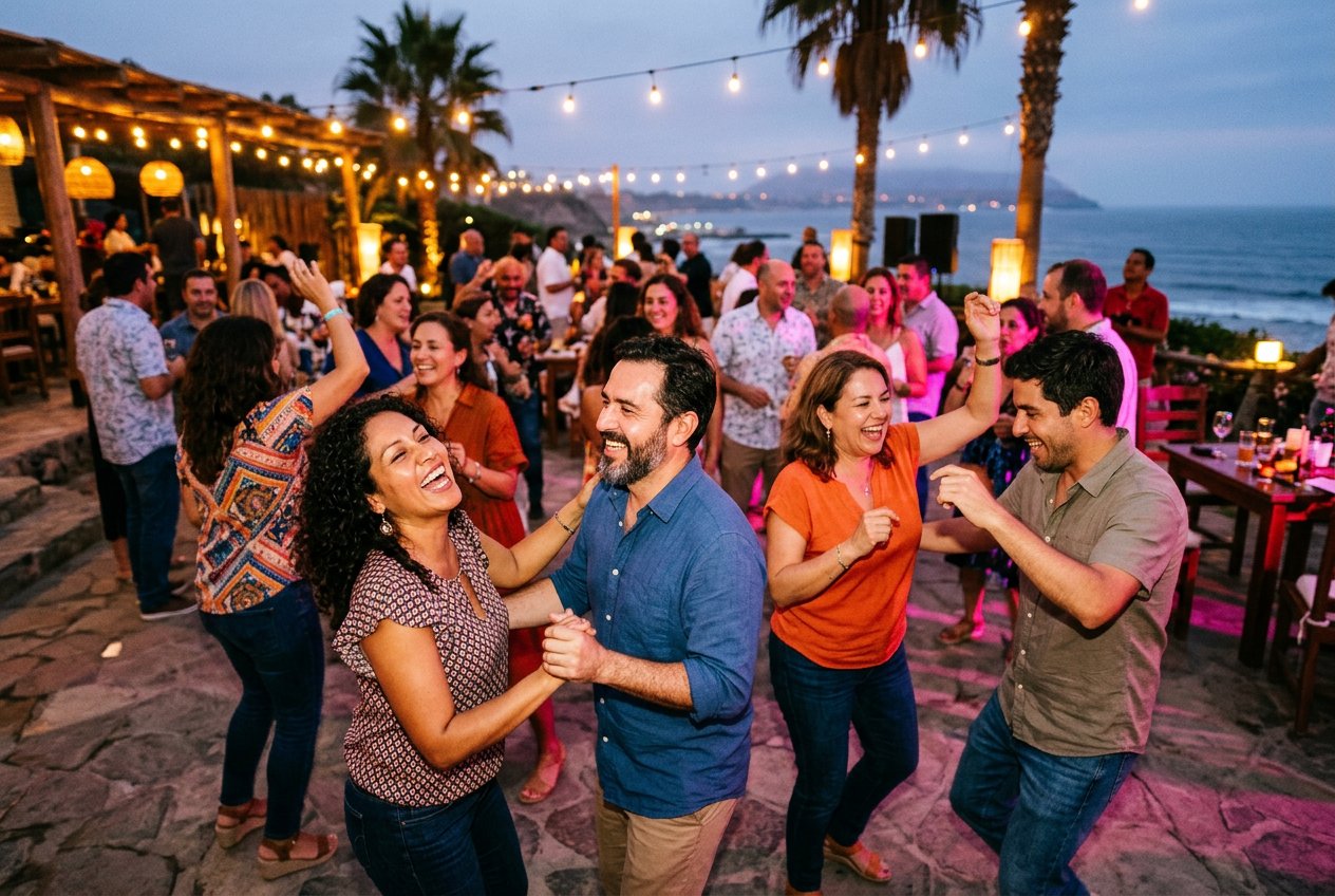 Amigos adultos bailando y riendo en una reunión junto al mar