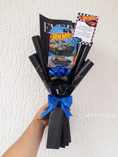 arreglo con carrito Hot Wheels