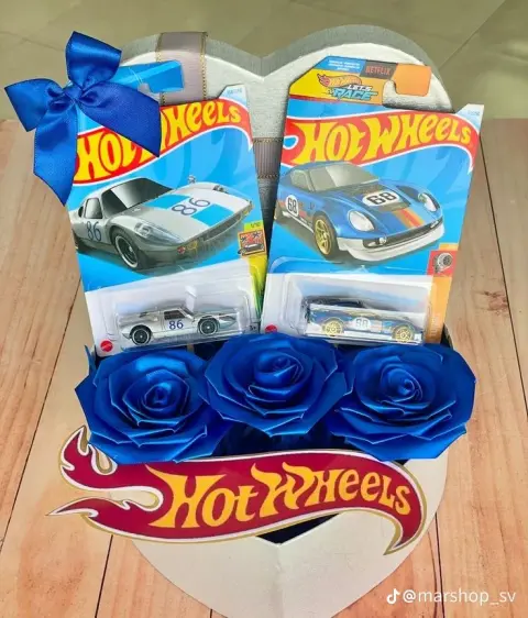 caja corazón con carritos