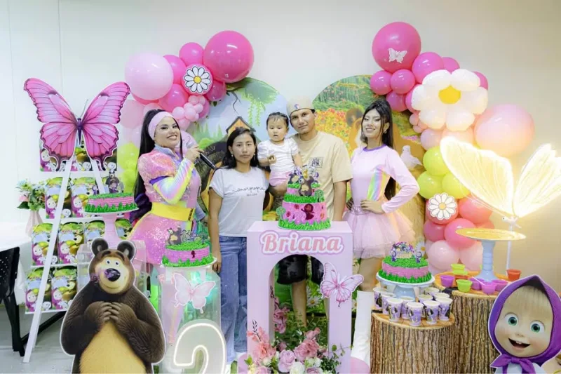 Decoración con globos y mesa de torta