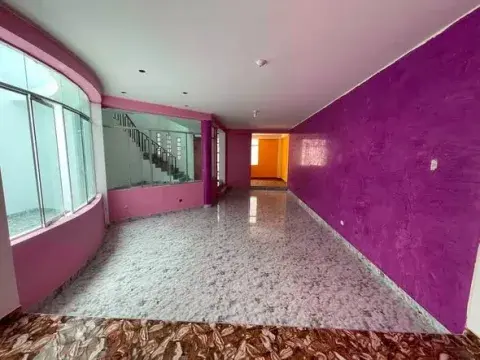 Primer piso: sala de estar, comedor, cocina y lavandería