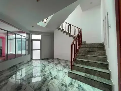 Segundo piso: 4 dormitorios y área de estudio
