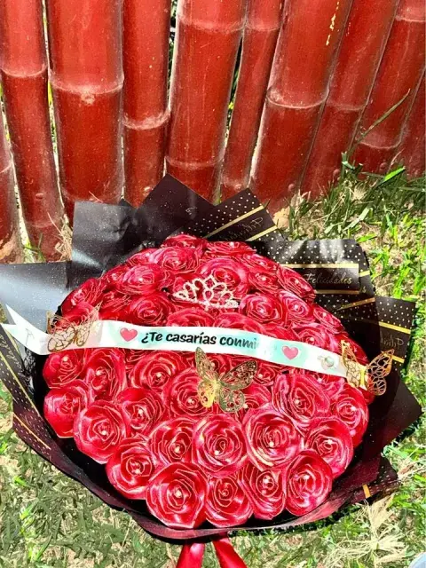 Ramo buchón de rosas eternas personalizado