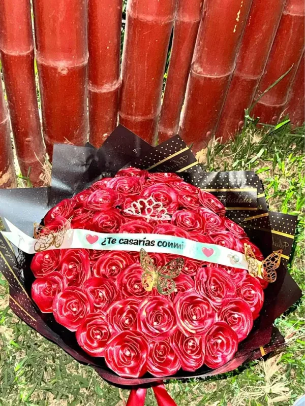Ramo buchón de rosas eternas personalizado