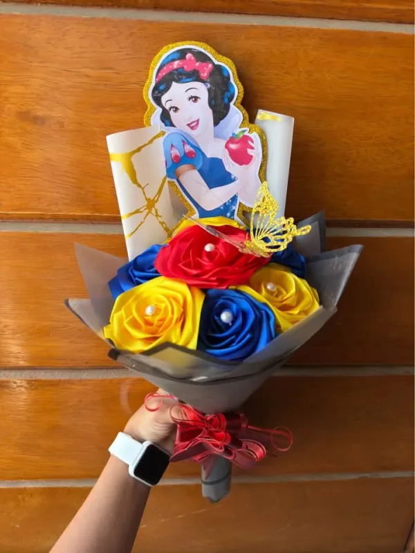 Ramo buchón con muñeca princesa y rosas de colores