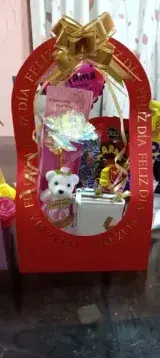 Caja roja con peluche y chocolates