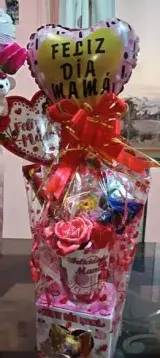 Arreglo con globo dorado y rosas