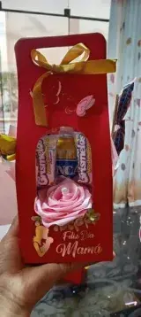 Caja roja con rosas y dulces
