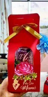 Cajita Feliz Día Mamá con gaseosa y rosa
