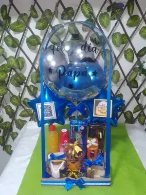 Canasta Feliz Día Papá con globo burbuja y licores