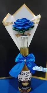 Cerveza Corona con rosa azul de cinta