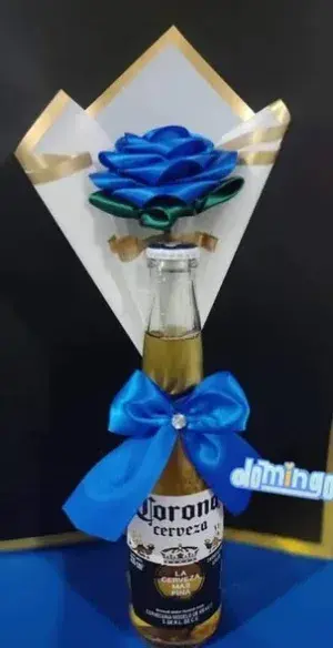 Detalles para papá de Wendy BF: canastas con globos, cajas de madera con cervezas, ramos de rosas azules y cajas de corazón con chocolates en Chimbote