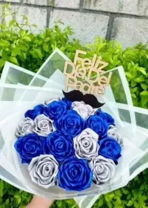 Ramo de rosas azules y plateadas Feliz Día del Padre