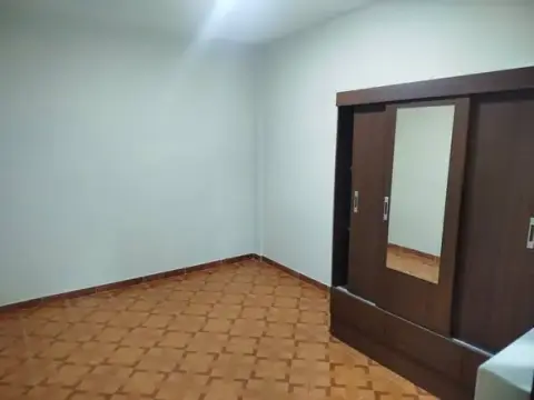 Dormitorio con ropero de madera y espejo