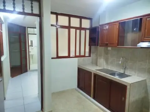 Cocina con muebles altos y bajos y lavadero de acero