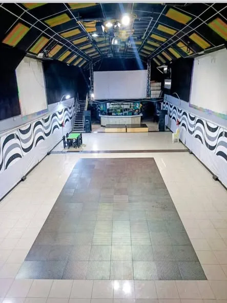 Alquiler de local de 490 m2 en el centro de Chimbote para eventos y fiestas, con pista de baile, escenario y zona de bar