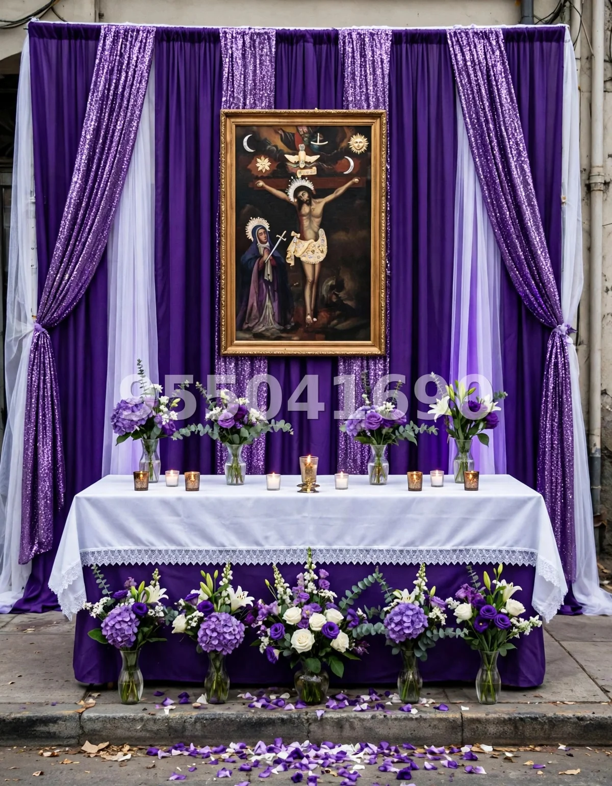 Fondo de altar Señor de los Milagros diseño 14: clásico, con cortinas amarradas y marco dorado
