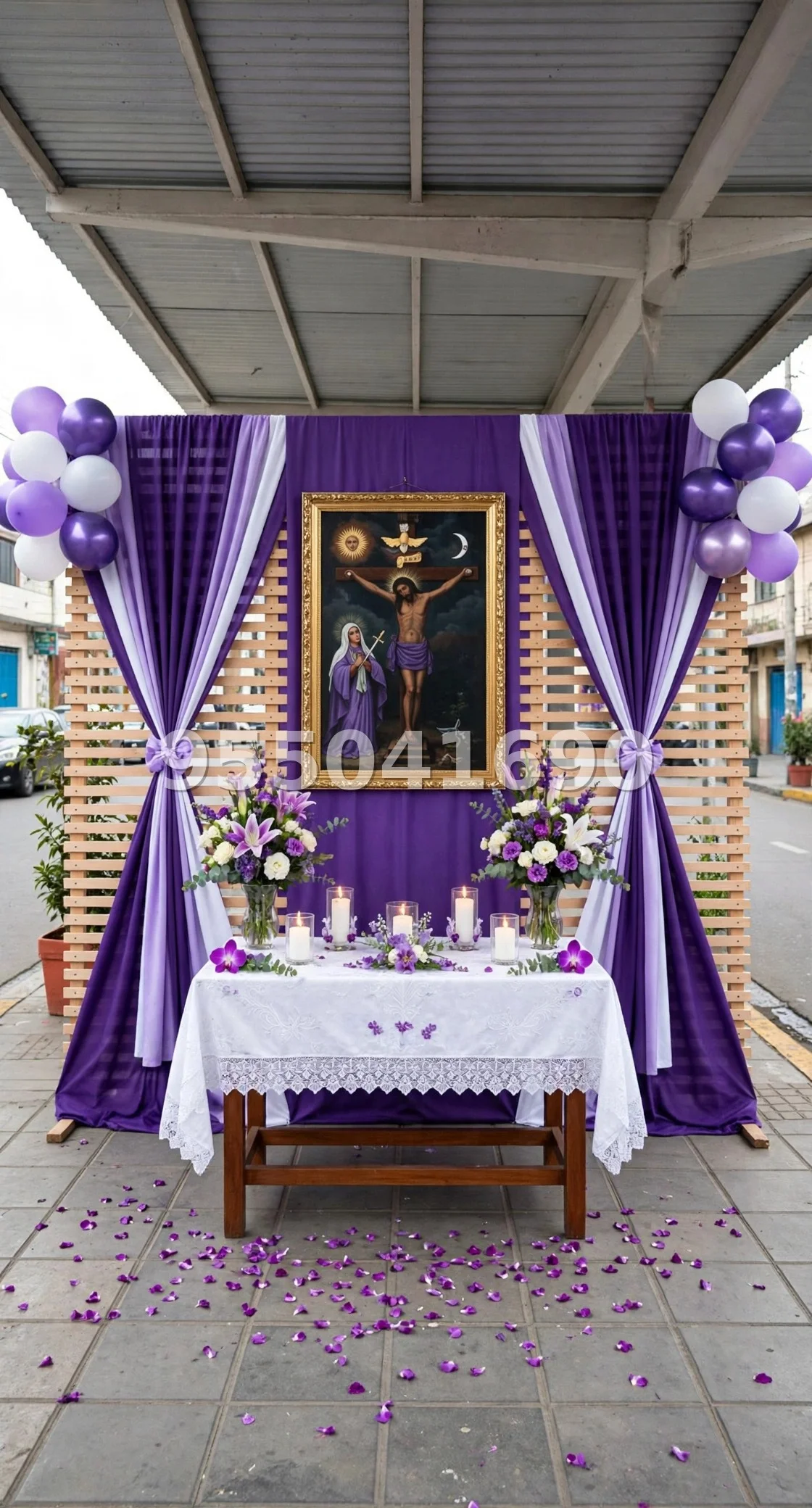 Fondo de altar Señor de los Milagros diseño 18: con globos morado y blanco en las esquinas