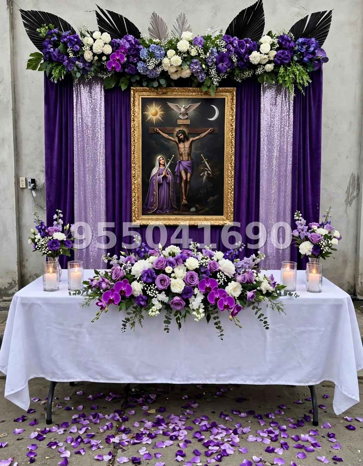 Fondo de altar Señor de los Milagros diseño 19: con guirnalda de palmas arriba y mesa con cascada de flores