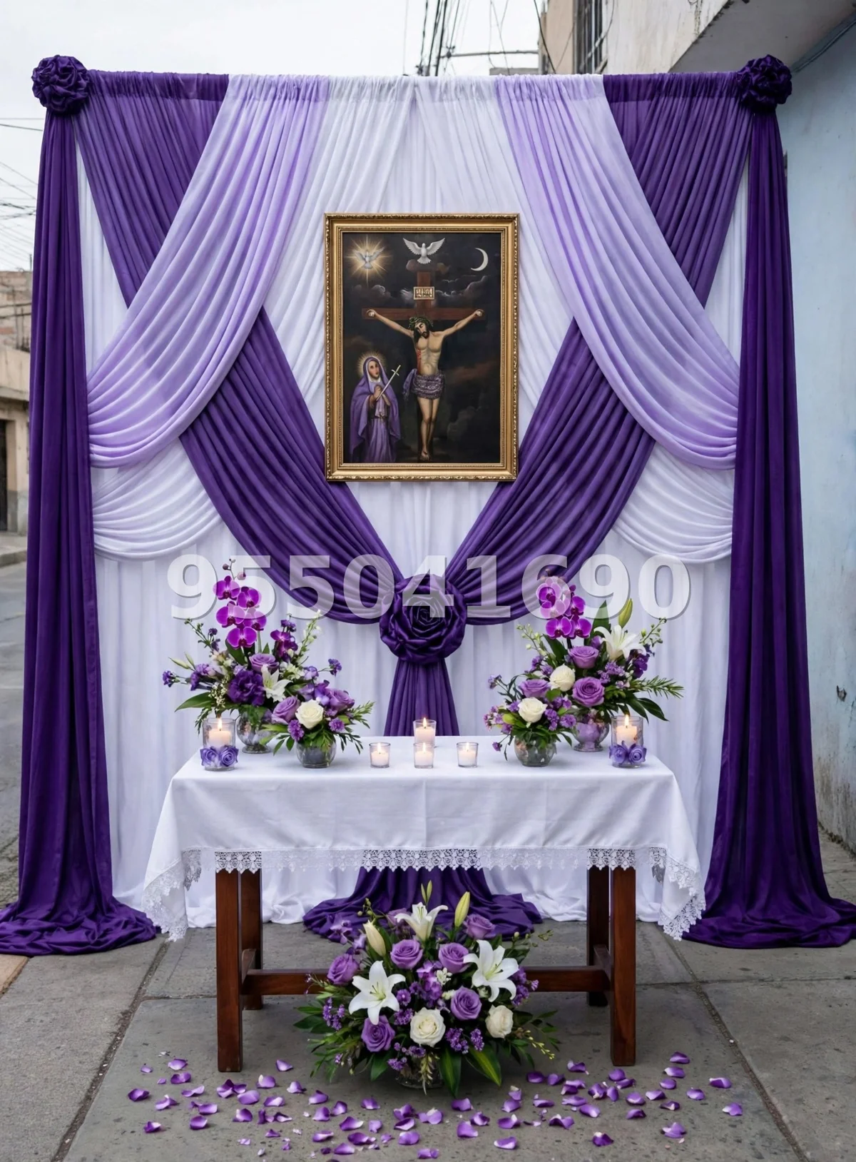 Fondo de altar Señor de los Milagros diseño 23: clásico en dos tonos, con mesa y floreros al centro
