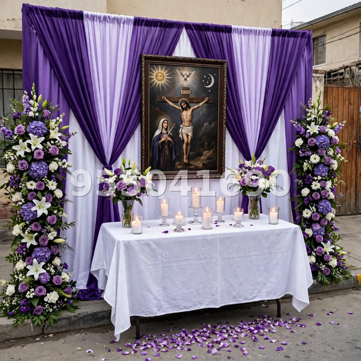 Fondo de altar Señor de los Milagros diseño 24: con columnas florales a los lados del cuadro