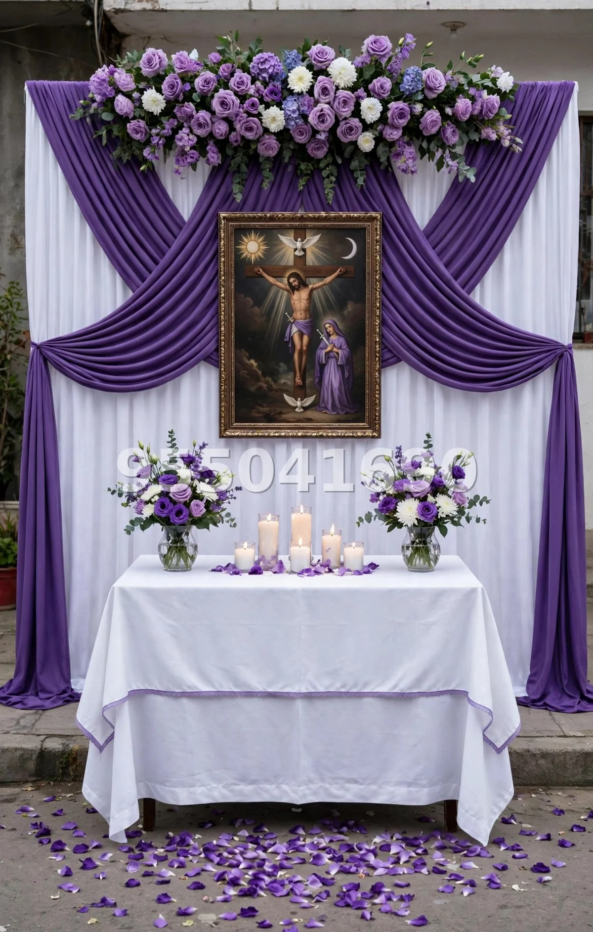 Fondo de altar Señor de los Milagros diseño 30: clásico en morado y blanco, con pétalos al frente