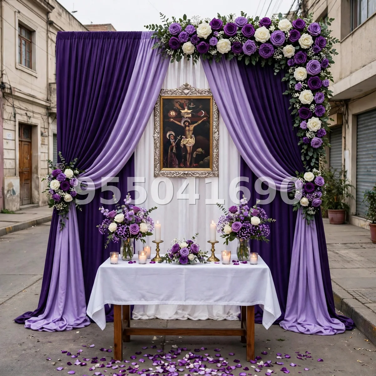 Fondo de altar Señor de los Milagros diseño 32: clásico, con el cuadro al centro y mesa con velas