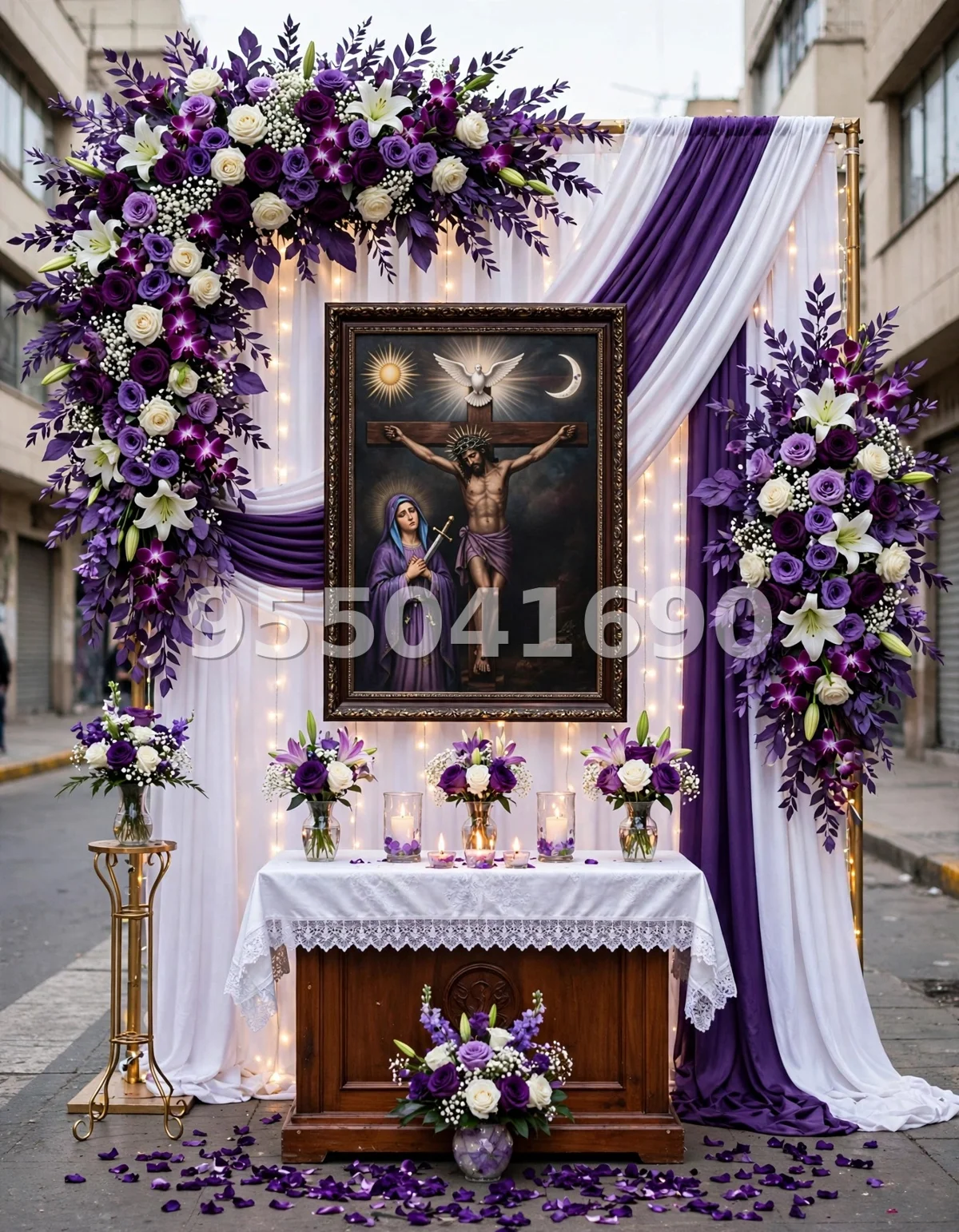 Fondo de altar Señor de los Milagros diseño 35: con el cuadro enmarcado en flores moradas y blancas