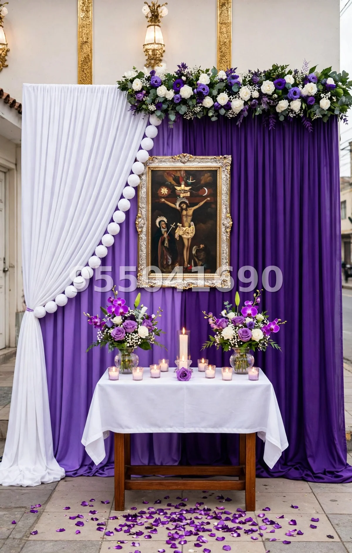 Fondo de altar Señor de los Milagros diseño 39: con guirnalda floral arriba y cortina blanca recogida