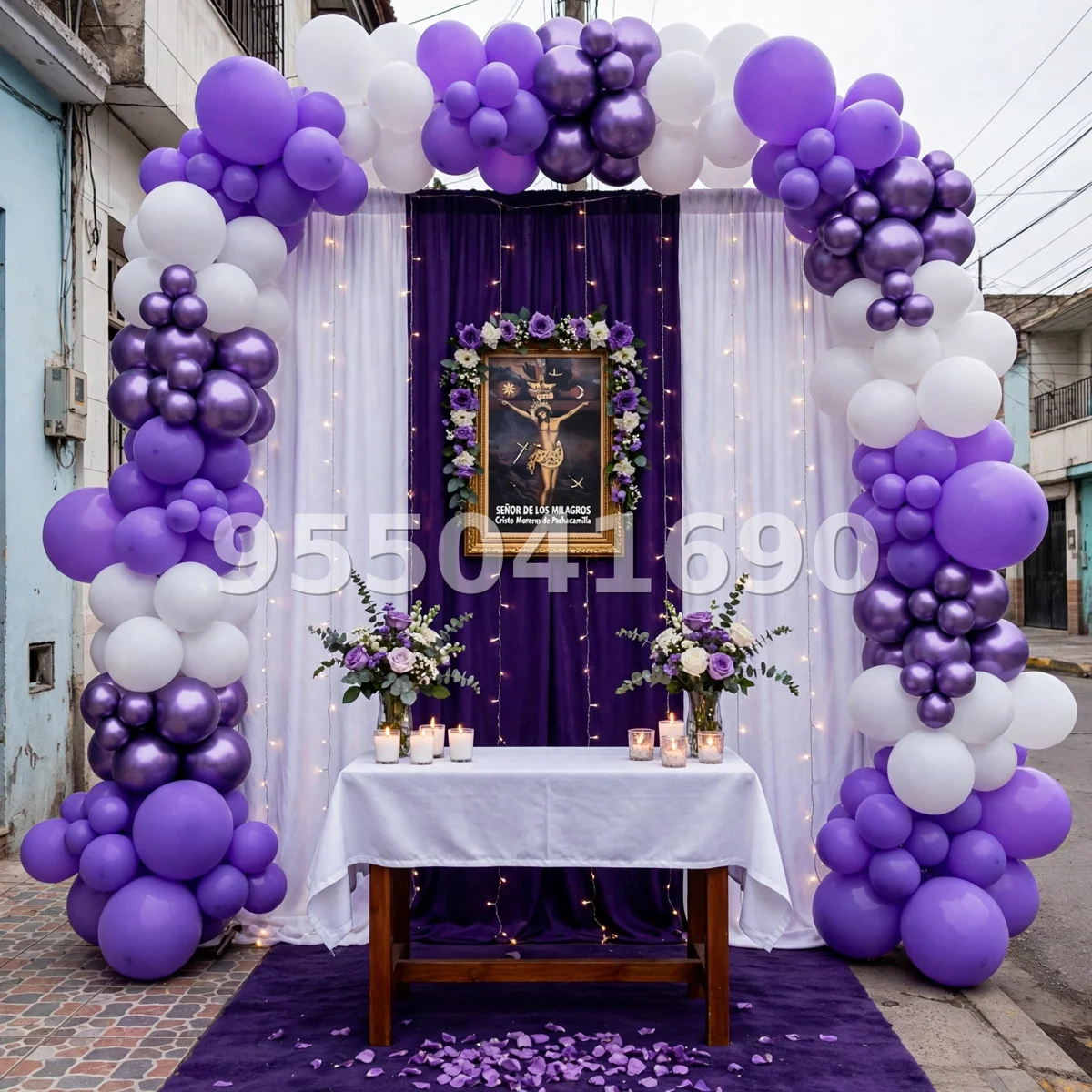 Fondo de altar Señor de los Milagros diseño 41: con arco y columnas de globos en morado y blanco