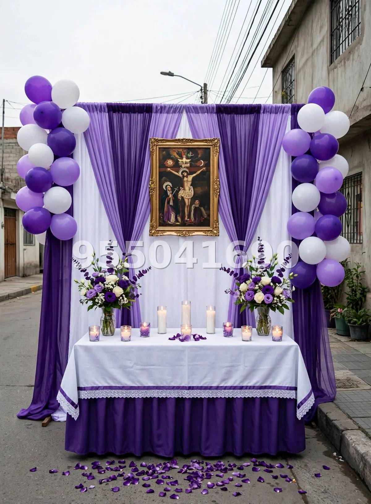Fondo de altar Señor de los Milagros diseño 43: con columnas de globos morados y blancos