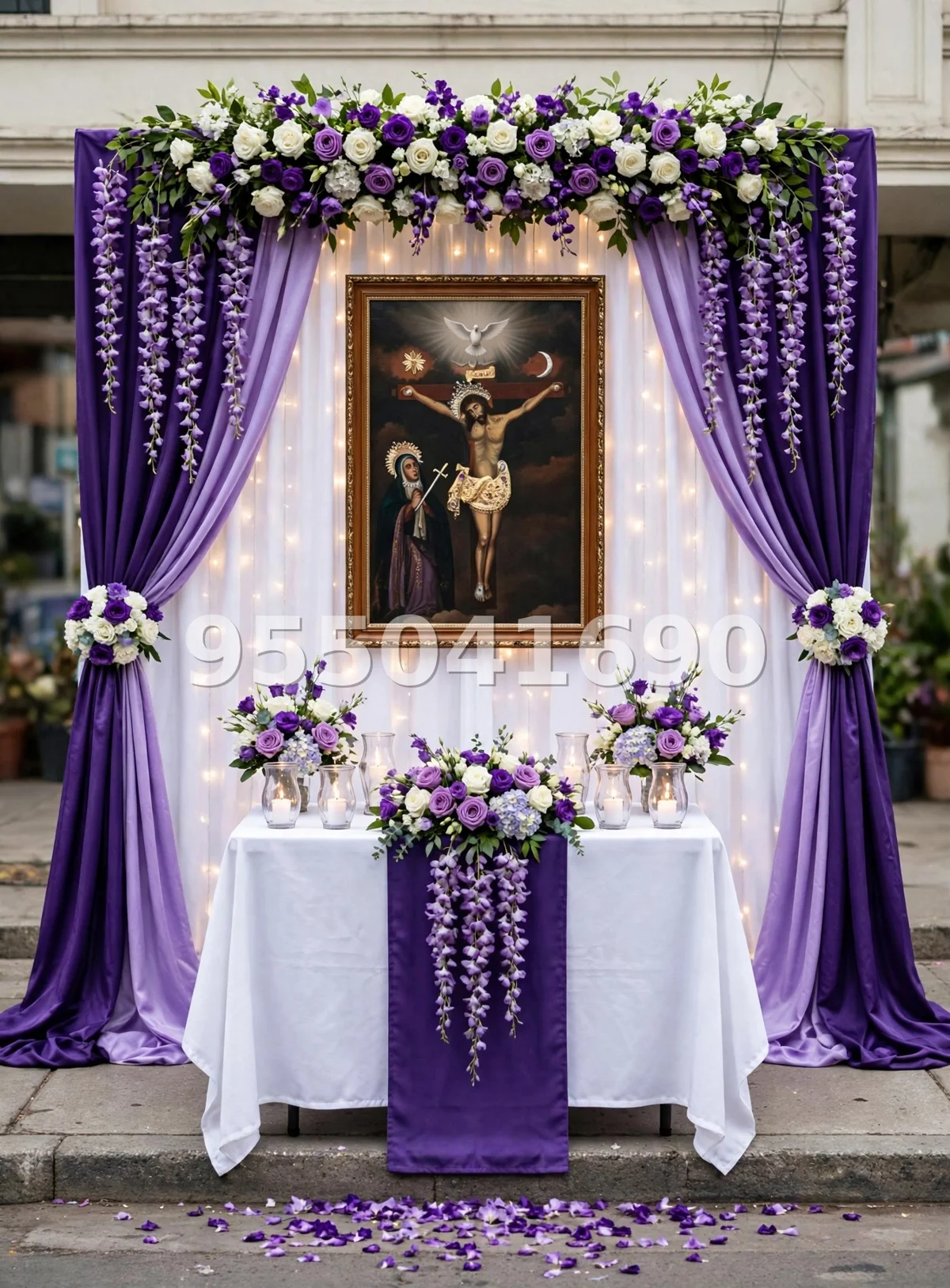 Fondo de altar Señor de los Milagros diseño 51: con mesa redonda y mantel blanco de encaje morado