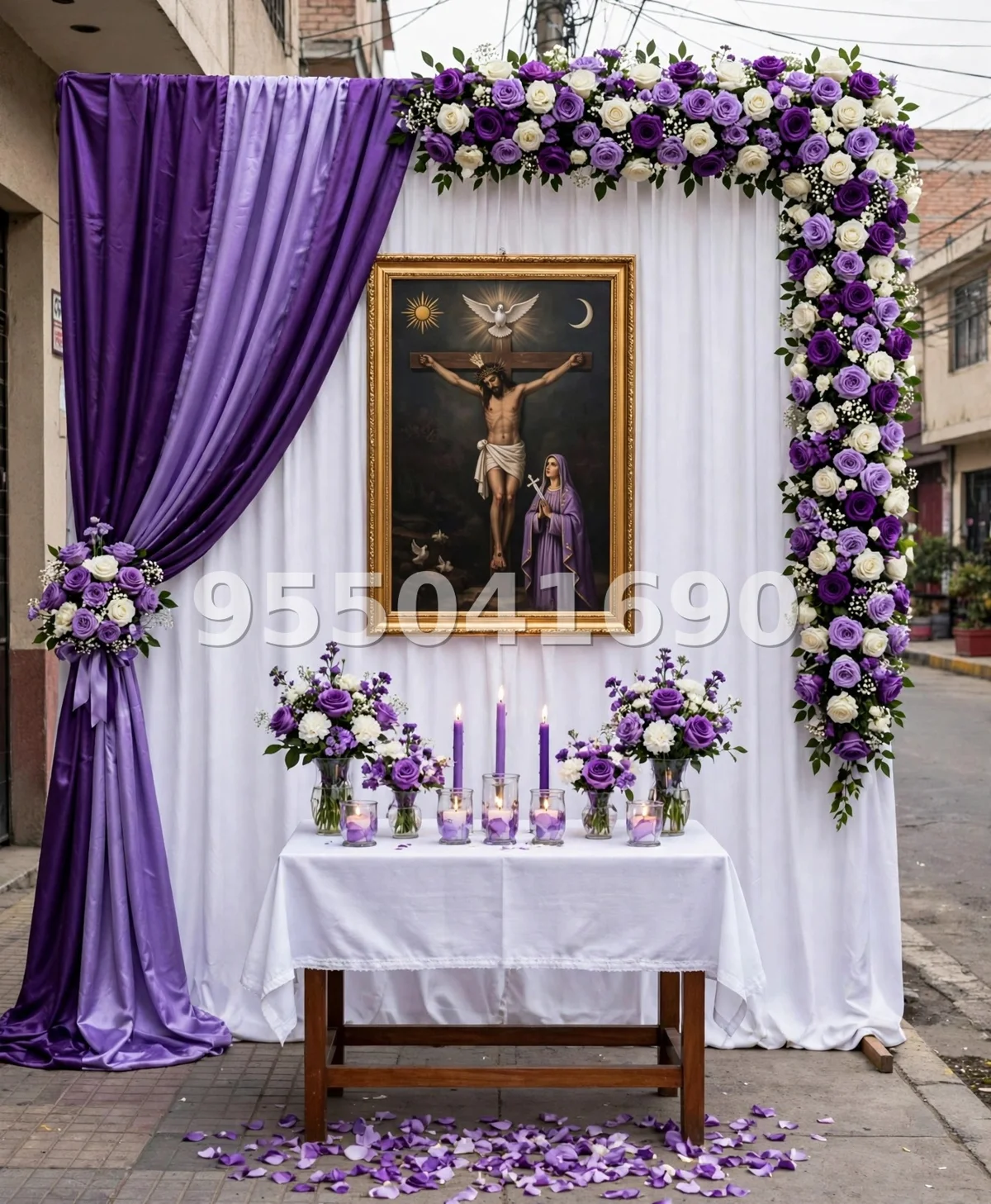 Fondo de altar Señor de los Milagros diseño 57: con columna floral lateral y cortina morada al costado