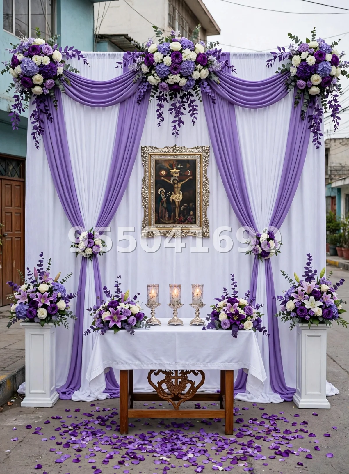 Fondo de altar Señor de los Milagros diseño 59: equilibrado en morado y blanco, con marco dorado