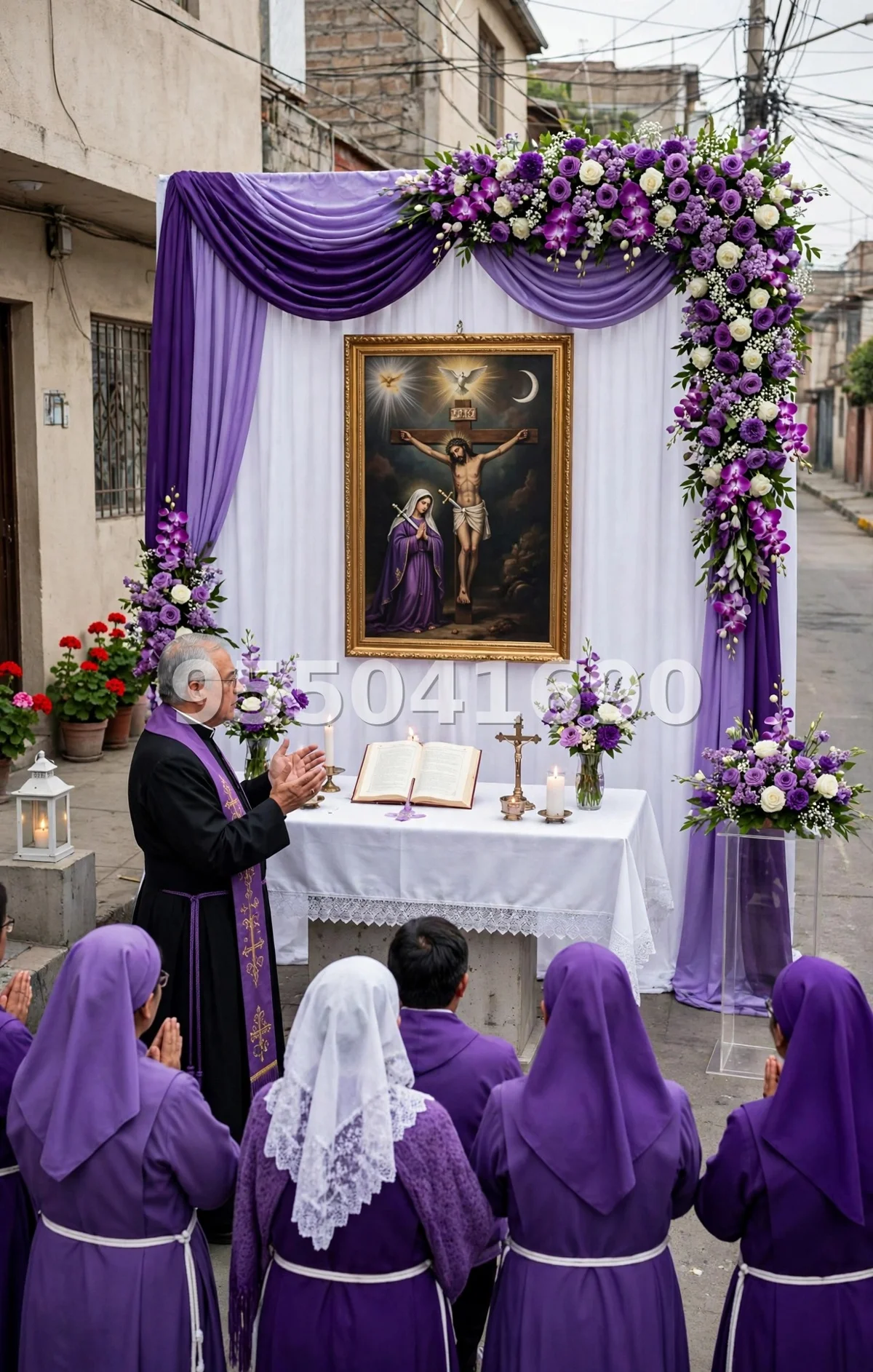 Fondo de altar Señor de los Milagros diseño 63: con el cuadro enmarcado en flores y mesa redonda
