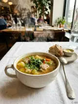Sopa o caldo de la casa