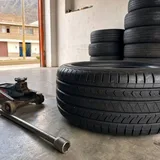 Llanta usada para auto de varias medidas