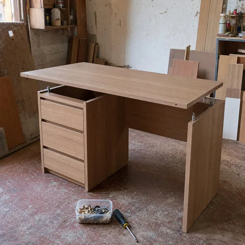 Escritorio de melamina con cajonera incluida