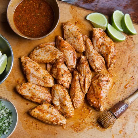 Alitas BBQ para compartir con papas