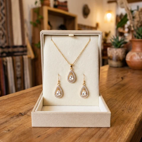 Juego de bisutería con estuche de regalo (aretes + collar)