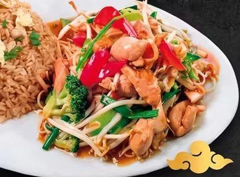 Sopa wantán con tallarín saltado