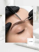 Relleno de cejas con henna