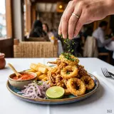 Chicharrón de Calamar con Salsa de Rocoto