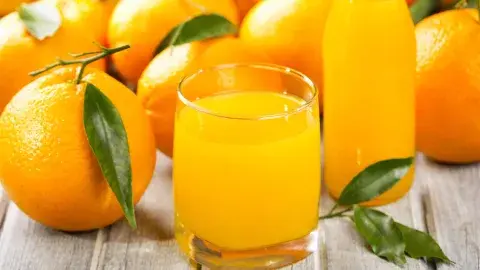 Jugo de fruta natural de temporada en jarra de 1 litro